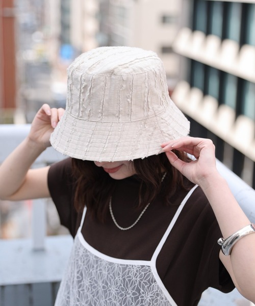 ap retro（アプレトロ）の「フリンジバケットハット / リバーシブルハット（ハット・レディース・ベージュ/ブラック・FREE）」の2枚目の写真