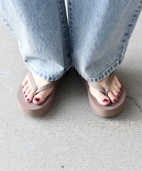 Teva（テバ）の「TEVA: FLATFORM SANDAL SLIM（サンダル・レディース・ベージュ/ブラック・25/24/23）」の4枚目の写真