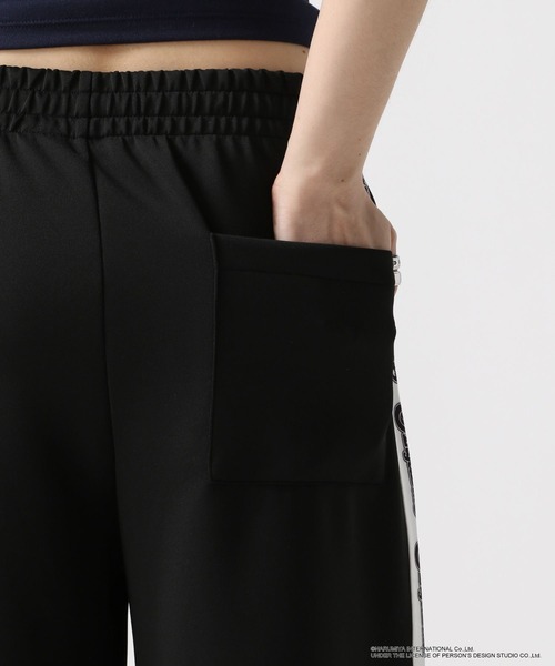 FOREVER 21（フォーエバー トゥエンティーワン）の「【ANGEL BLUE】ラインジャージパンツ（その他パンツ・レディース・ブラック/グリーン・SMALL/MEDIUM）」の21枚目の写真