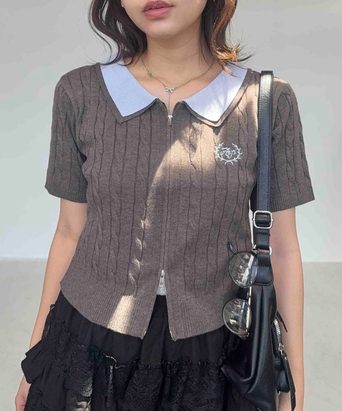 AS KNOW AS plus(アズノゥアズプラス)の「●選べるアソートデザイン ワンポイントロゴ刺繍 Wジップケーブル半袖カーディガン(カーディガン/ボレロ・レディース・アイボリー系/レッド系/ネイビー系/シルバー系/ネイビー系1/ブラウン系/シルバー系1/ブラウン系1・FREE)」の3枚目の写真