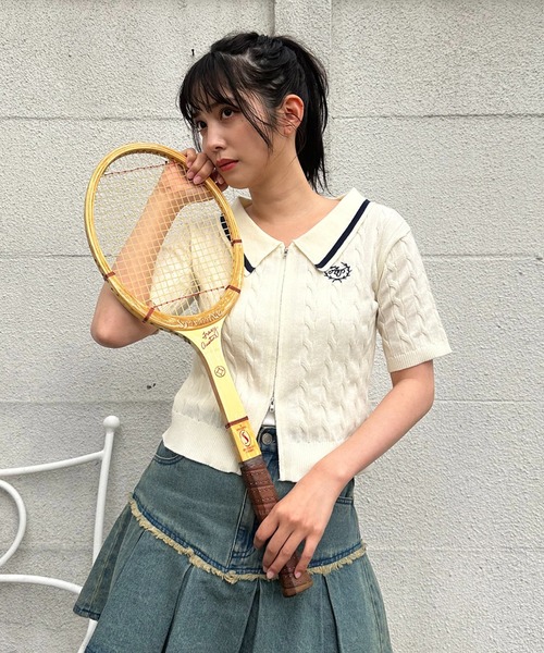 AS KNOW AS plus（アズノゥアズプラス）の「●選べるアソートデザイン ワンポイントロゴ刺繍 Wジップケーブル半袖カーディガン（カーディガン/ボレロ・レディース・アイボリー系/レッド系/ネイビー系/シルバー系/ネイビー系1/ブラウン系・FREE）」の3枚目の写真