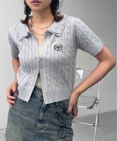 AS KNOW AS plus(アズノゥアズプラス)の「●選べるアソートデザイン ワンポイントロゴ刺繍 Wジップケーブル半袖カーディガン(カーディガン/ボレロ・レディース・アイボリー系/レッド系/ネイビー系/シルバー系/ネイビー系1/ブラウン系/シルバー系1/ブラウン系1・FREE)」の8枚目の写真