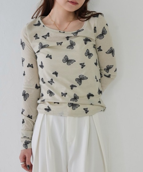 Uenui（ウニュイ）の「【 cunii 】 バタフライ プリント ラウンド ネック Tシャツ（Tシャツ/カットソー・レディース・ベージュ/グレー・FREE）」の2枚目の写真