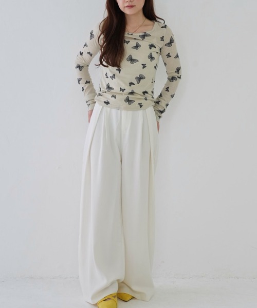 Uenui（ウニュイ）の「【 cunii 】 バタフライ プリント ラウンド ネック Tシャツ（Tシャツ/カットソー・レディース・ベージュ/グレー・FREE）」の3枚目の写真