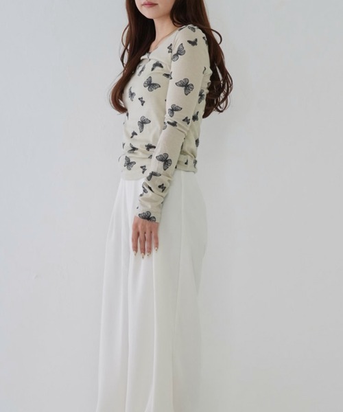 Uenui（ウニュイ）の「【 cunii 】 バタフライ プリント ラウンド ネック Tシャツ（Tシャツ/カットソー・レディース・ベージュ/グレー・FREE）」の4枚目の写真