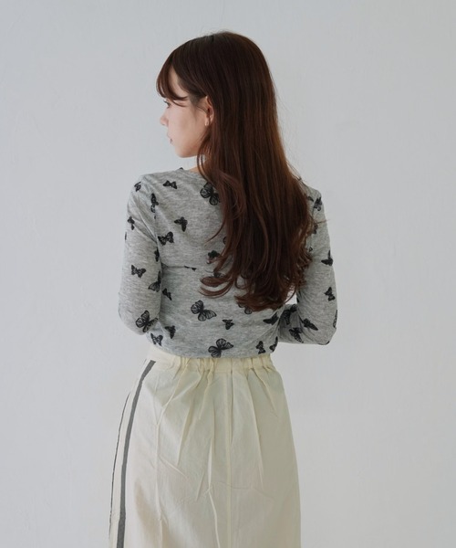 Uenui（ウニュイ）の「【 cunii 】 バタフライ プリント ラウンド ネック Tシャツ（Tシャツ/カットソー・レディース・ベージュ/グレー・FREE）」の19枚目の写真