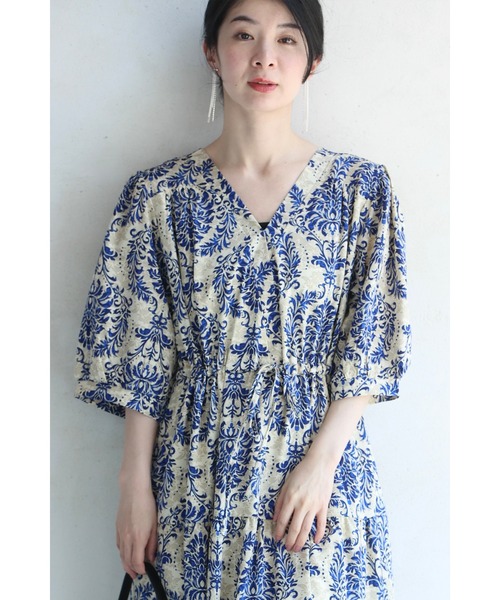 cawaii(カワイイ)の「上品なブルーのダマスク柄ティアードミディアムワンピース(ワンピース・レディース・ブルー・FREE)」の2枚目の写真