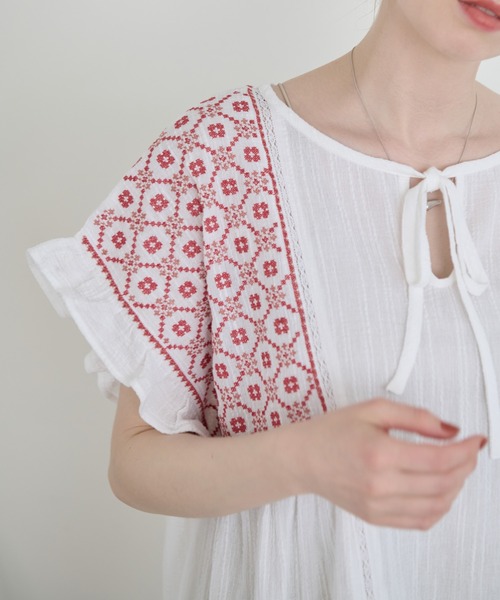 Kari 刺繍入りホワイトチュニック フリーサイズ Kari 刺繍入りホワイトチュニック フリーサイズ