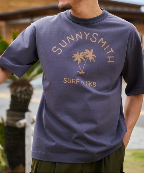 Sunny Smith(サニースミス)の「【SUNNY SMITH】ヤシの木アーチロゴプリントTシャツ(Tシャツ/カットソー・メンズ・スミクロ/ホワイト・MEDIUM/LARGE)」の1枚目の写真