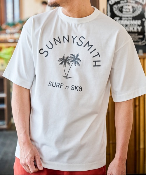 Sunny Smith(サニースミス)の「【SUNNY SMITH】ヤシの木アーチロゴプリントTシャツ(Tシャツ/カットソー・メンズ・スミクロ/ホワイト・MEDIUM/LARGE)」の3枚目の写真