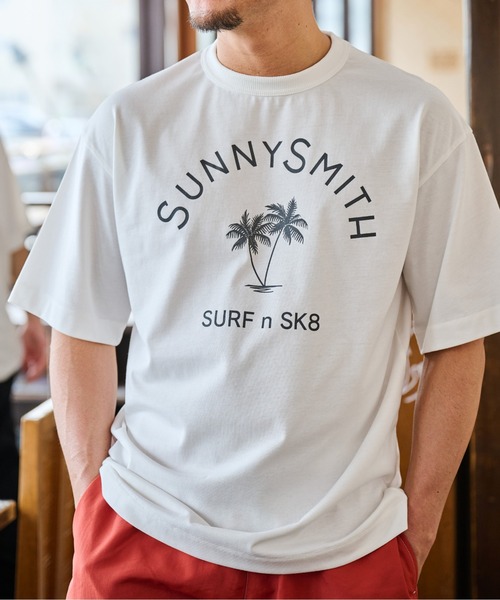 Sunny Smith(サニースミス)の「【SUNNY SMITH】ヤシの木アーチロゴプリントTシャツ(Tシャツ/カットソー・メンズ・スミクロ/ホワイト・MEDIUM/LARGE)」の6枚目の写真