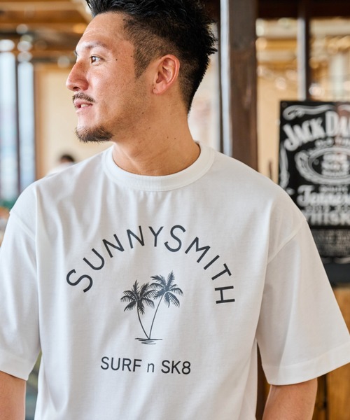 Sunny Smith(サニースミス)の「【SUNNY SMITH】ヤシの木アーチロゴプリントTシャツ(Tシャツ/カットソー・メンズ・スミクロ/ホワイト・MEDIUM/LARGE)」の8枚目の写真