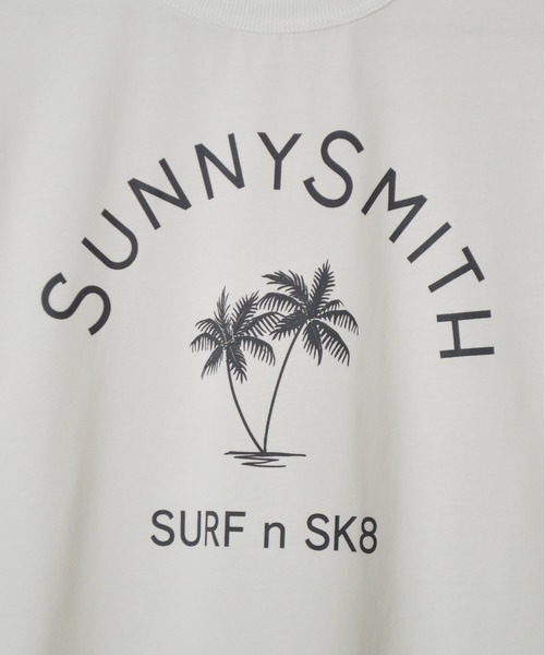 Sunny Smith(サニースミス)の「【SUNNY SMITH】ヤシの木アーチロゴプリントTシャツ(Tシャツ/カットソー・メンズ・スミクロ/ホワイト・MEDIUM/LARGE)」の15枚目の写真