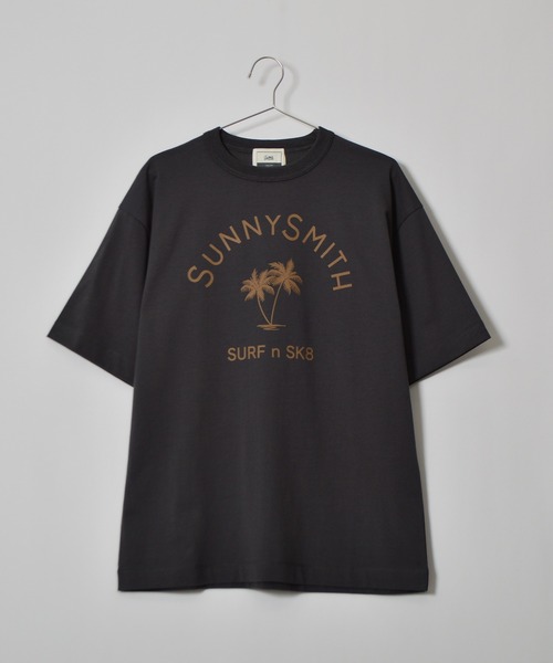 Sunny Smith(サニースミス)の「【SUNNY SMITH】ヤシの木アーチロゴプリントTシャツ(Tシャツ/カットソー・メンズ・スミクロ/ホワイト・MEDIUM/LARGE)」の16枚目の写真