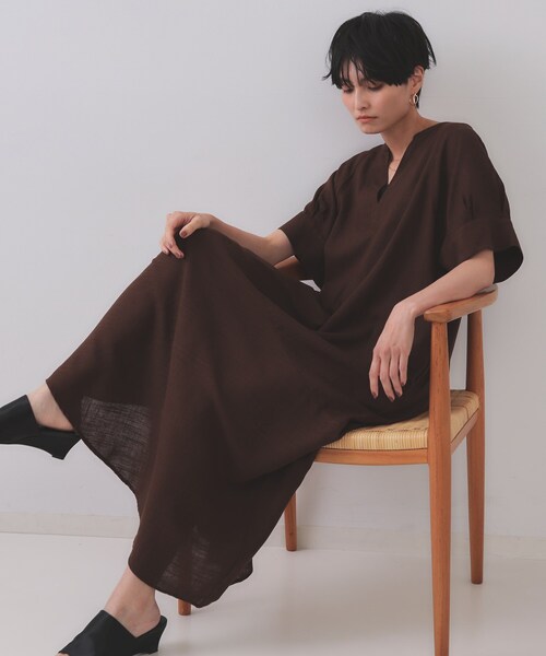 OPAQUE.CLIP(オペークドットクリップ)の「レーヨン麻キーネックワンピース【洗える】(ワンピース・レディース・ブラック/グリーン/ブラウン系その他・38/40/42)」の3枚目の写真