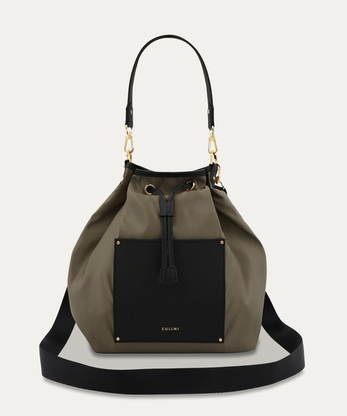 CULLNI（クルニ）の「Leather Pocket High Count Taffeta Drawstring Bag（ショルダーバッグ・メンズ・ブラック/グリーン/ネイビー/アッシュブラウン・ONESIZE）」の2枚目の写真