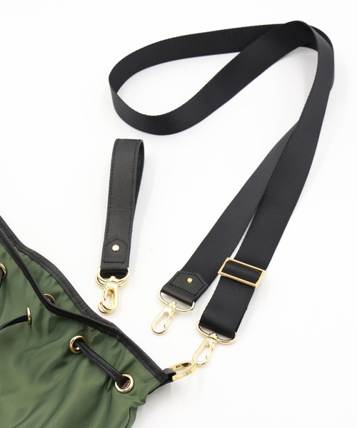 CULLNI（クルニ）の「Leather Pocket High Count Taffeta Drawstring Bag（ショルダーバッグ・メンズ・ブラック/グリーン/ネイビー/アッシュブラウン・ONESIZE）」の11枚目の写真