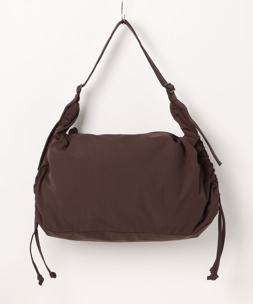 Anui（アニュイ）の「【UNISEX/LE VERNIS】Stomach bag M（ショルダーバッグ・レディース・ブラック/ブラウン・FREE）」の2枚目の写真