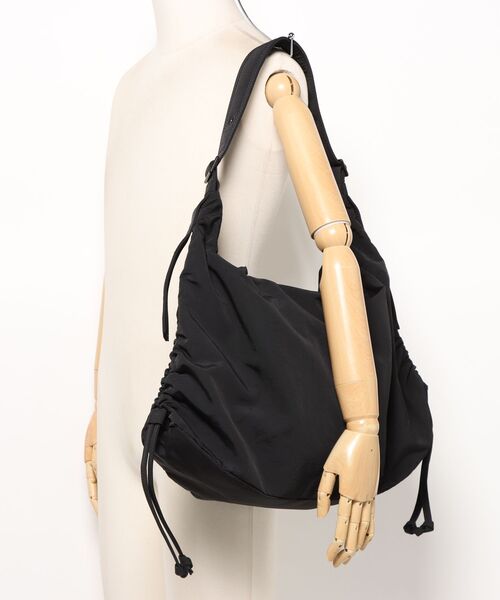 Anui（アニュイ）の「【UNISEX/LE VERNIS】Stomach bag M（ショルダーバッグ・レディース・ブラック/ブラウン・FREE）」の6枚目の写真