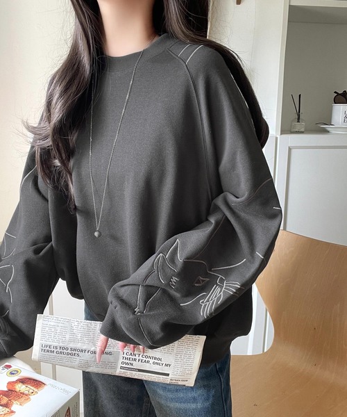 classicalelf（クラシカルエルフ）の「袖に遊び心を忍ばせたラク可愛い一枚♪袖ネコ刺繍裏起毛スウェット（長袖）（スウェット・レディース・杢グレー/オートミール/チャコール・X-LARGE/SMALL/MEDIUM/LARGE）」の8枚目の写真