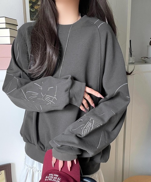 classicalelf（クラシカルエルフ）の「袖に遊び心を忍ばせたラク可愛い一枚♪袖ネコ刺繍裏起毛スウェット（長袖）（スウェット・レディース・杢グレー/オートミール/チャコール・X-LARGE/SMALL/MEDIUM/LARGE）」の5枚目の写真