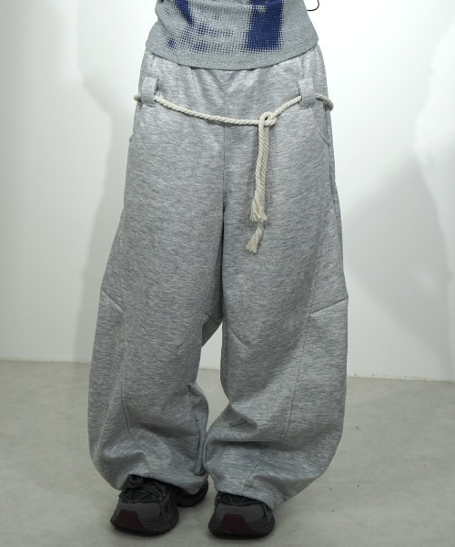 Never mind the XU / Chikashitsu+（ネバーマインド ザ エックスユー / チカシツプラス）の「【Nerd out XU】waist rope loose sweat pants / 【ナードアウトエックスユー】ウエストロープルーズスウェットパンツ <着用動画あり>（スウェットパンツ・メンズ・ブラック/グレー/杢グレー・L/XXL）」の2枚目の写真