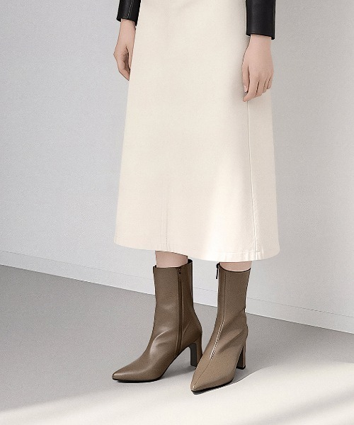 MAMIAN(マミアン)の「ポインテッドトゥ ショートブーツ (8.0cmヒール)(ブーツ・レディース・グレイッシュベージュ/ブラック・S/M/L)」の2枚目の写真