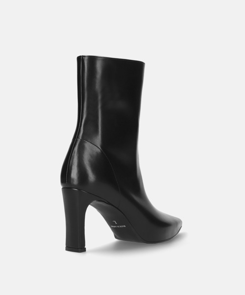 MAMIAN(マミアン)の「ポインテッドトゥ ショートブーツ (8.0cmヒール)(ブーツ・レディース・グレイッシュベージュ/ブラック・S/M/L)」の5枚目の写真