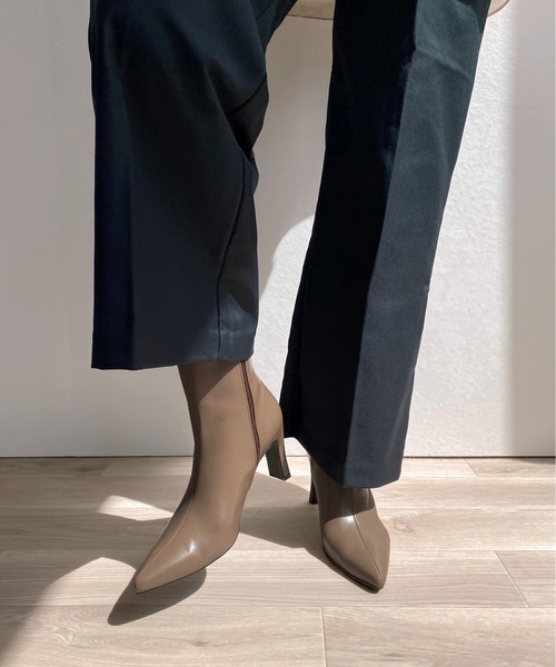 MAMIAN(マミアン)の「ポインテッドトゥ ショートブーツ (8.0cmヒール)(ブーツ・レディース・グレイッシュベージュ/ブラック・S/M/L)」の19枚目の写真