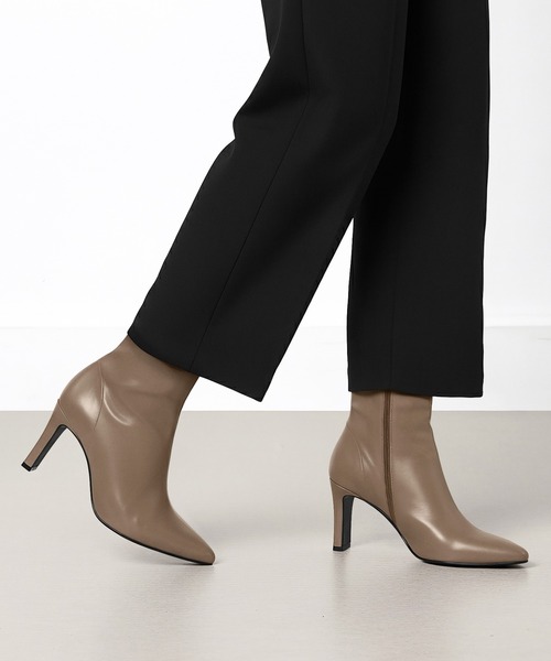 MAMIAN(マミアン)の「ポインテッドトゥ ショートブーツ (8.0cmヒール)(ブーツ・レディース・グレイッシュベージュ/ブラック・S/M/L)」の22枚目の写真