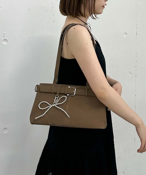 archives（アルシーヴ）の「チャーム付きスエードベルトバッグ（ショルダーバッグ・レディース・ベージュ/ブラウン/ブラック・FREE）」の3枚目の写真