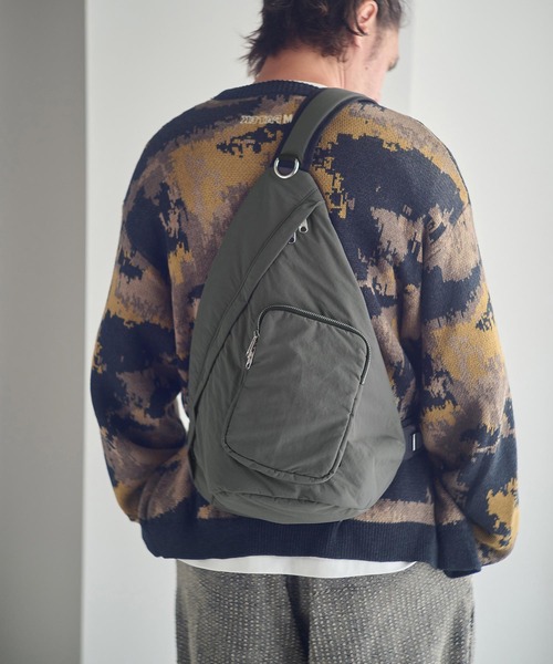 ADAM PATEK(アダムパテック)の「mko13113-nylon sling bag スリングバッグ(AP2529002)(ボディバッグ/ウエストポーチ・メンズ・ブラック/グレー・FREE)」の4枚目の写真