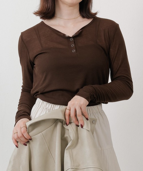 en CAnAF（エンカナフ）の「シアー リブ ヘンリーネック トップス（Tシャツ/カットソー・レディース・グレー/ホワイト/ブラウン/ピンク/レッド/ブラック・M）」の6枚目の写真
