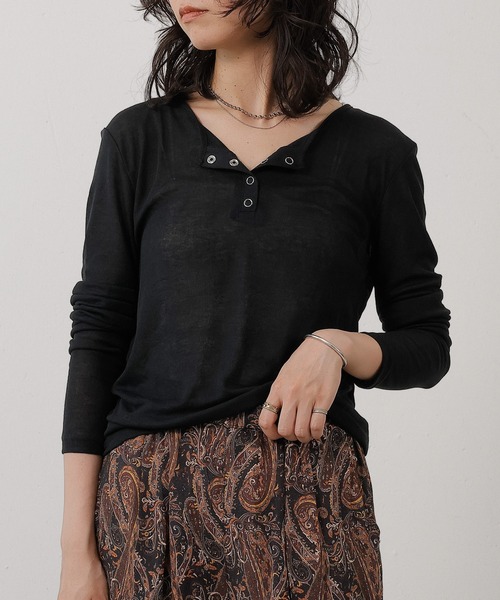 en CAnAF（エンカナフ）の「シアー リブ ヘンリーネック トップス（Tシャツ/カットソー・レディース・グレー/ホワイト/ブラウン/ピンク/レッド/ブラック・M）」の4枚目の写真