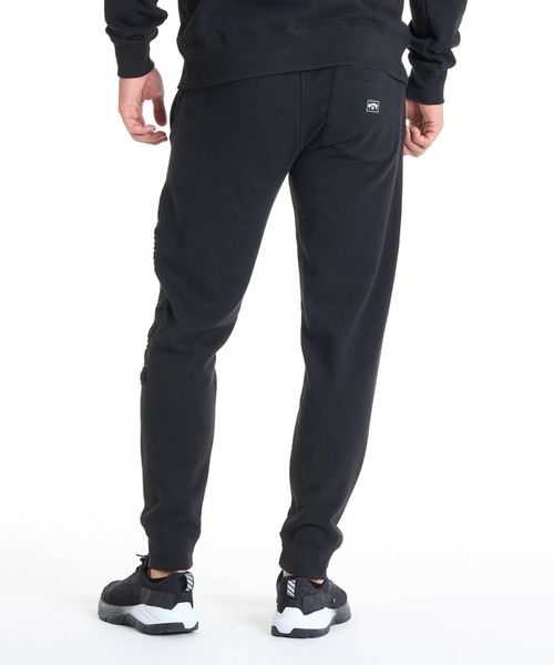 BILLABONG(ビラボン)の「BILLABONG メンズ EMBOSS LOGO PANT セットアップボトムス 【2025年秋冬モデル】/ビラボンサイドロゴウエストゴムスウェットジョガーバンツ(スウェットパンツ・メンズ・ブラック/グレー・X-LARGE/LARGE/MEDIUM)」の3枚目の写真