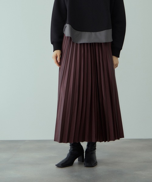 VICKY(ビッキー)の「レザーライクジョーゼットプリーツスカート≪手洗い可能≫(スカート・レディース・ブラック/ボルドー・M)」の1枚目の写真