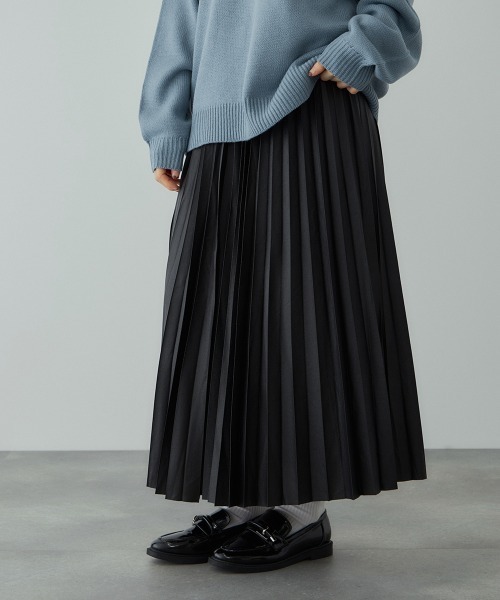 VICKY(ビッキー)の「レザーライクジョーゼットプリーツスカート≪手洗い可能≫(スカート・レディース・ブラック/ボルドー・M)」の2枚目の写真