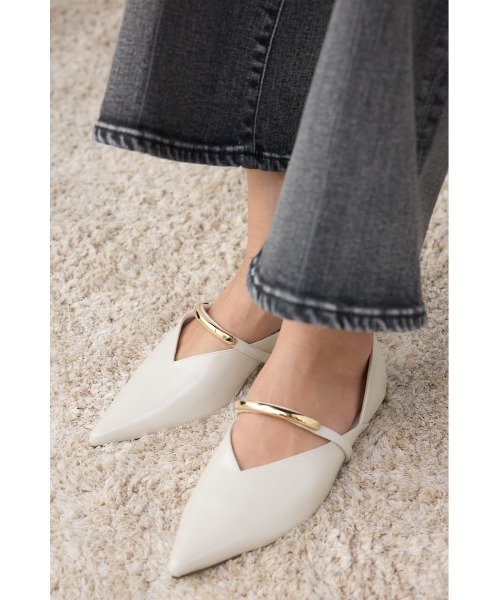 AZUL by moussy（アズールバイマウジー）の「ルクスメタルポインテッドトゥパンプス（パンプス・レディース・アイボリー/ブラック・SMALL/LARGE/MEDIUM）」の3枚目の写真