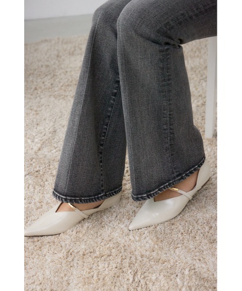 AZUL by moussy（アズールバイマウジー）の「ルクスメタルポインテッドトゥパンプス（パンプス・レディース・アイボリー/ブラック・SMALL/LARGE/MEDIUM）」の4枚目の写真