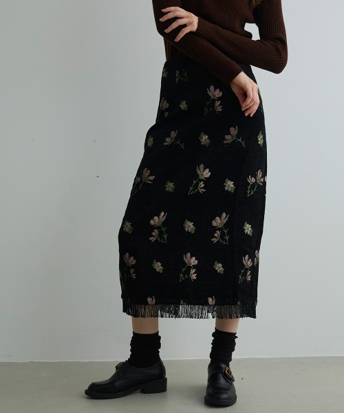 Clum(クルム)の「フラワーデザインジャガードフリンジスカート(スカート・レディース・ブラック系・LARGE/MEDIUM/SMALL)」の2枚目の写真