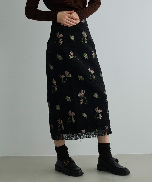 Clum(クルム)の「フラワーデザインジャガードフリンジスカート(スカート・レディース・ブラック系・LARGE/MEDIUM/SMALL)」の3枚目の写真