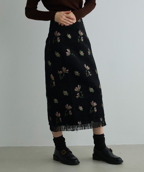Clum(クルム)の「フラワーデザインジャガードフリンジスカート(スカート・レディース・ブラック系・LARGE/MEDIUM/SMALL)」の4枚目の写真