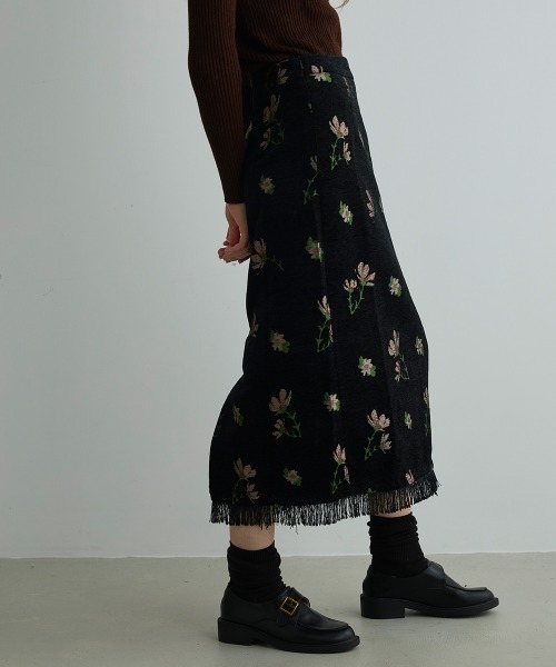 Clum(クルム)の「フラワーデザインジャガードフリンジスカート(スカート・レディース・ブラック系・LARGE/MEDIUM/SMALL)」の5枚目の写真