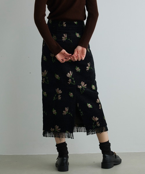 Clum(クルム)の「フラワーデザインジャガードフリンジスカート(スカート・レディース・ブラック系・LARGE/MEDIUM/SMALL)」の7枚目の写真