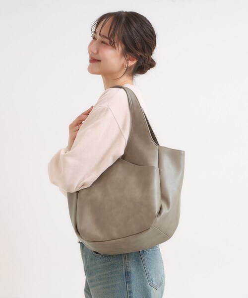 SHOO・LA・RUE(シューラルー)の「あおりポケットバルーントートバッグ(トートバッグ・レディース・ブルー系その他/ブラウン系その他/ブラック・00)」の2枚目の写真