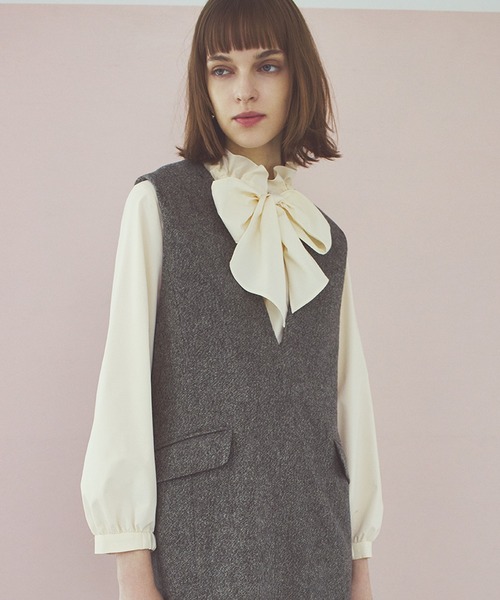 STRAWBERRY-FIELDS(ストロベリーフィールズ)の「ミルキータフタ_フリルカラーボウタイブラウス(シャツ/ブラウス・レディース・キナリ/ブラック・2)」の2枚目の写真