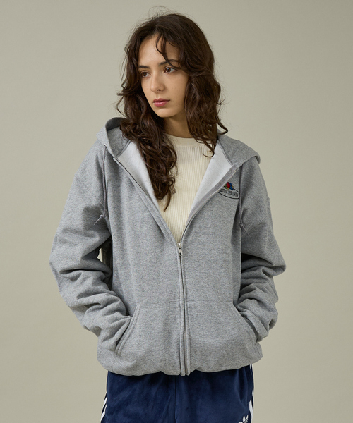 FRUIT OF THE LOOM(フルーツオブザルーム)の「【FRUIT OF THE LOOM/フルーツ・オブ・ザ・ルーム】PRINTZIP HOODIE1/ワンポイント/ユニセックス【WEB限定】(パーカー・メンズ・グレー・M/L/XL)」の1枚目の写真
