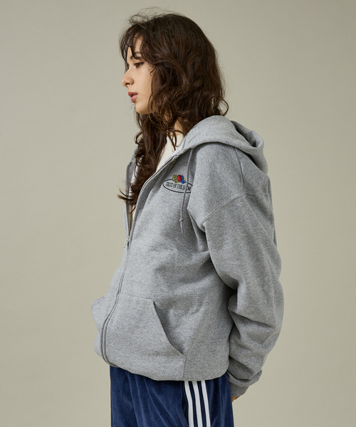 FRUIT OF THE LOOM(フルーツオブザルーム)の「【FRUIT OF THE LOOM/フルーツ・オブ・ザ・ルーム】PRINTZIP HOODIE1/ワンポイント/ユニセックス【WEB限定】(パーカー・メンズ・グレー・M/L/XL)」の4枚目の写真