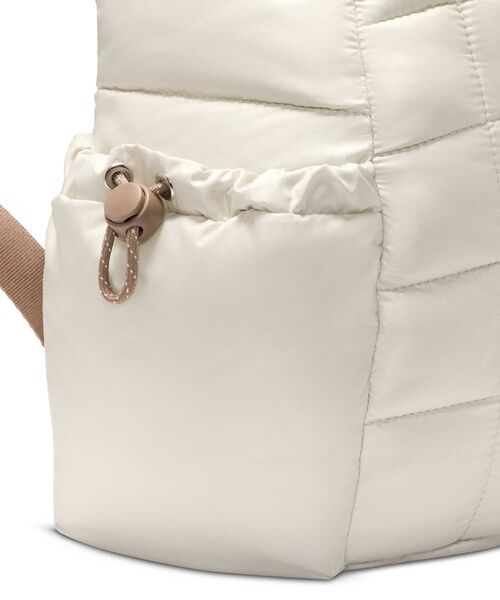 NIKE（ナイキ）の「ナイキ スポーツウェア パフル バックパック (9L) / Nike Sportswear Puffle Backpack (9L) HQ6693-072 Light Bone（バックパック/リュック・メンズ・オフホワイト・ONE SIZE）」の7枚目の写真