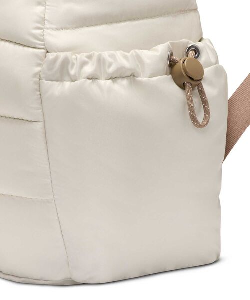 NIKE（ナイキ）の「ナイキ スポーツウェア パフル バックパック (9L) / Nike Sportswear Puffle Backpack (9L) HQ6693-072 Light Bone（バックパック/リュック・メンズ・オフホワイト・ONE SIZE）」の8枚目の写真